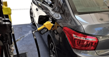 Llenar el tanque de un auto chico ya puede costar más de 12 mil pesos, según el tipo de nafta