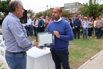 Un veterano recuperó una carta que habia escrito en la Guerra. Miguel Angel Courtade estuvo presente en el acto oficial del Día del Veterano y los Caídos en Malvinas y relató la emocionante historia