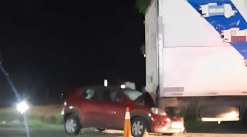 Un auto chocó por alcance a un camión en la Ruta 9