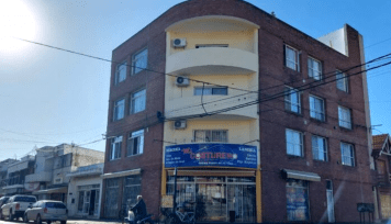 Lo fue a buscar la policía y se tiró de un tercer piso para escapar: se quebró el tobillo y lo detuvieron