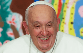 El papa Francisco suspendió su agenda de audiencias porque padece un “estado febril”