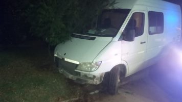 Secuestran una camioneta luego de chocar con un poste de luz