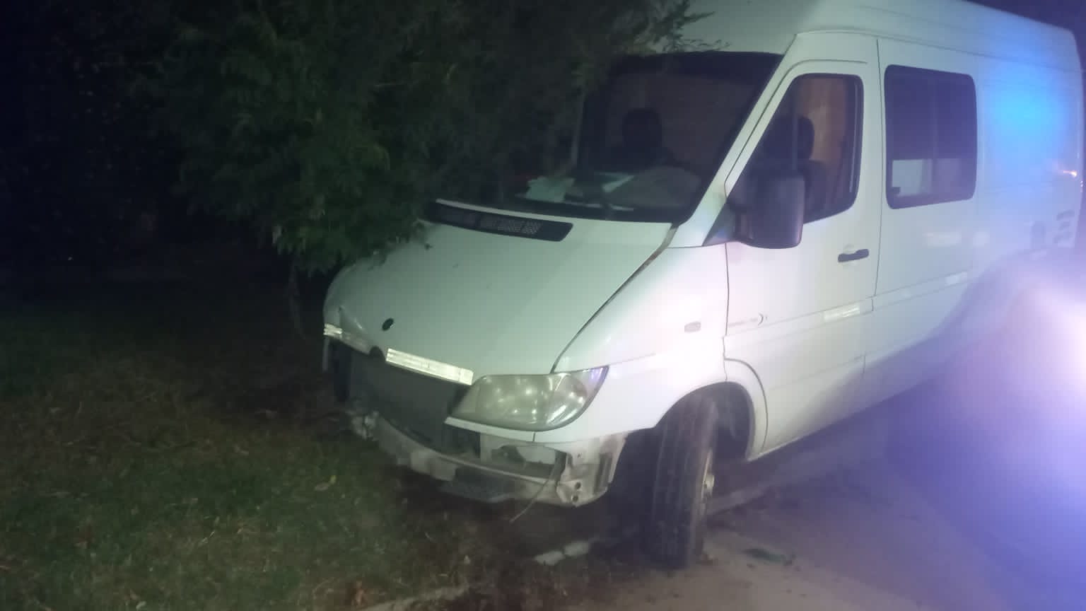 Secuestran una camioneta luego de chocar con un poste de luz
