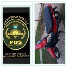 Dañó una casa en contrucción y fugó abandonando una moto