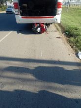 Un menor de edad resultó herido tras chocar su moto con un micro