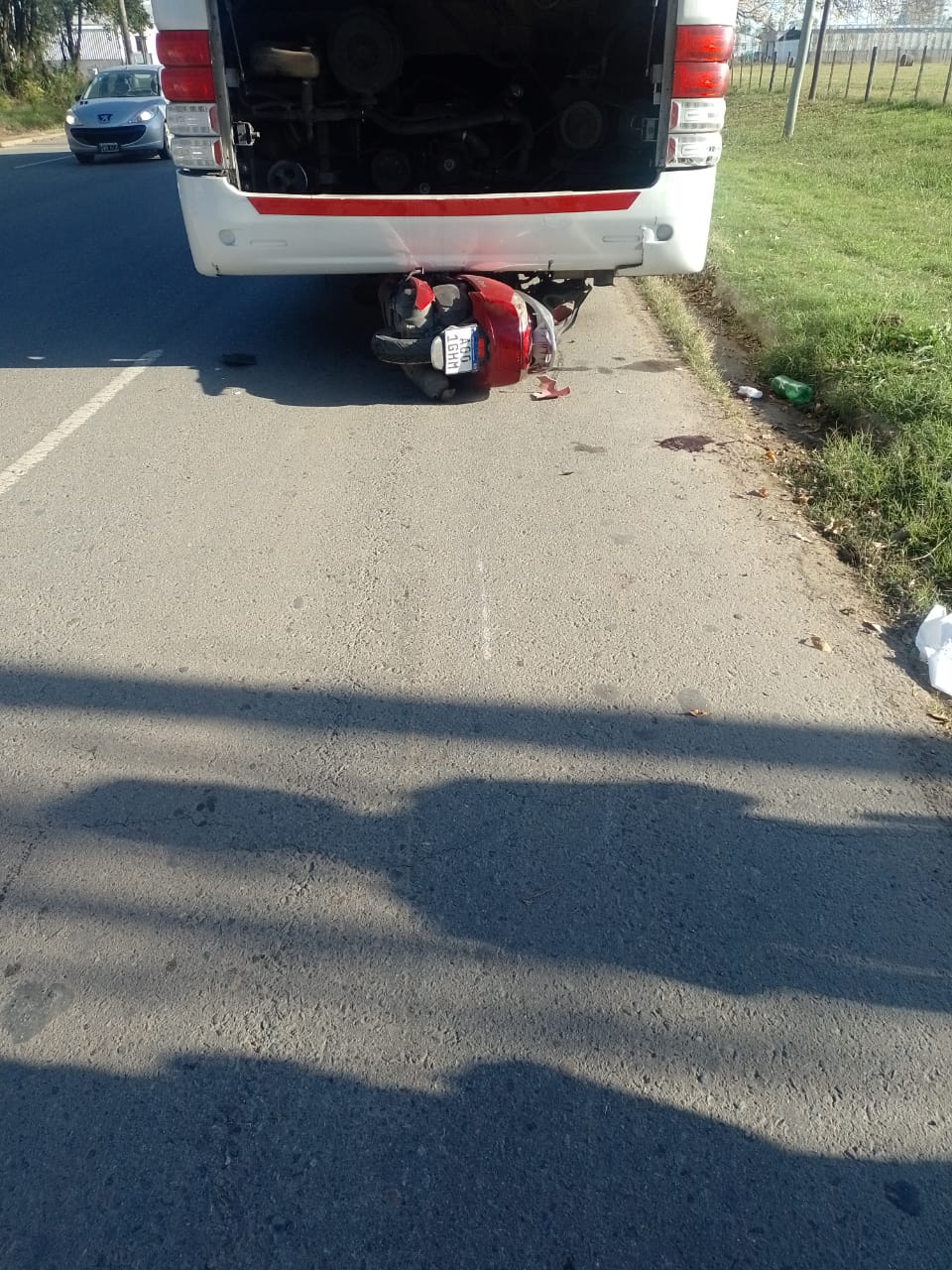 Un menor de edad resultó herido tras chocar su moto con un micro
