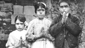 La aparición de la Virgen de Fátima a tres pastorcitos y el Milagro del Sol que deslumbró a 50 mil personas