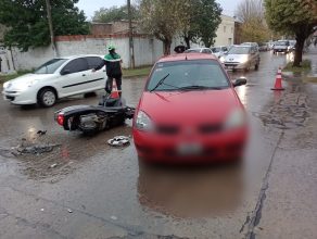 Accidente entre auto y moto