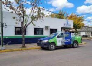 Agreden a una mujer a piedrazos en las afueras de un comercio y rompen la vidriera del mismo