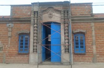 Un vecino baraderense construye en su fachada una réplica de la Casa Histórica de Tucumán