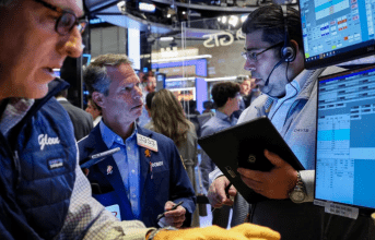 Bonos suben hasta 3% y acciones argentinas en Wall Street ganan terreno en la primera reacción del mercado a la candidatura de Massa