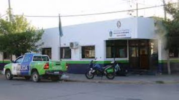 Intentó robar bebidas de un comercio y al huir cayó de la moto sin poder llevarse nada