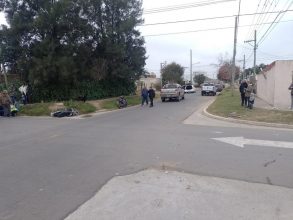Accidente entre camioneta y moto