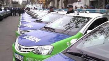 Encuentran a un joven tendido en la calle junto a su moto