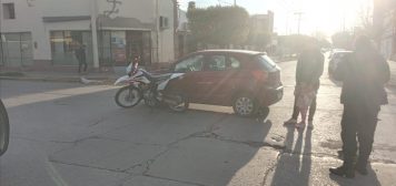 Un herido tras el choque de un auto y una moto
