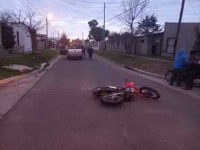 Choque entre camioneta y moto que ocupaban dos menores de edad