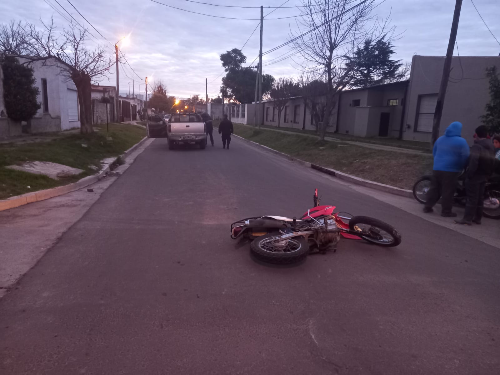 Choque entre camioneta y moto que ocupaban dos menores de edad