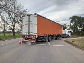 Accidente entre motocicleta y camión en Av. San Martín al 3000.