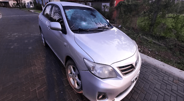 Chocó a dos jóvenes manejando alcoholizado y los familiares le rompieron el auto