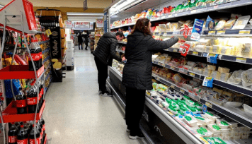 La suba del dólar trajo remarcaciones de precios y elevó el piso de la inflación para agosto