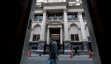 El BCRA devaluó: dólar mayorista a $350 fijo hasta las elecciones y suba de tasa al 118 por ciento