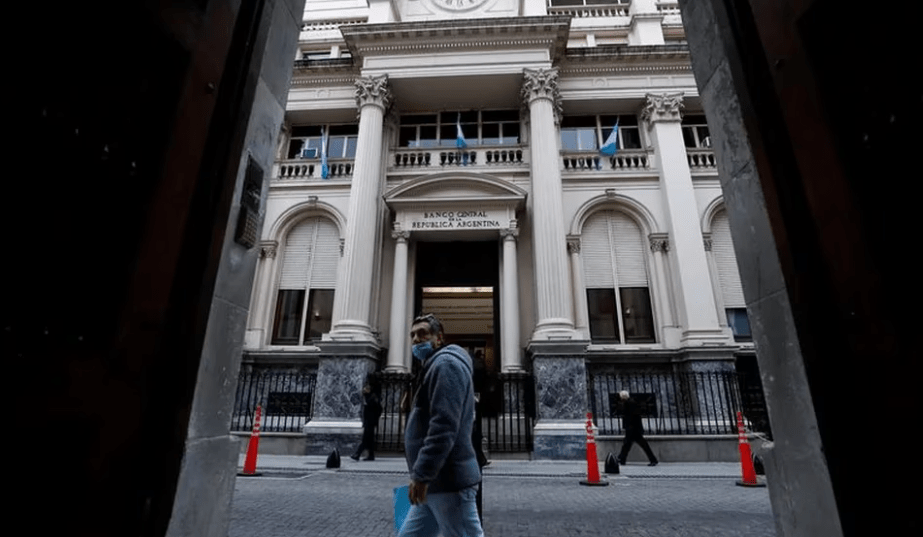 El BCRA devaluó: dólar mayorista a $350 fijo hasta las elecciones y suba de tasa al 118 por ciento