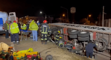 Accidente fatal en Campana: un camión volcó, chocó a un auto estacionado en la banquina y murió una nena de 9 años