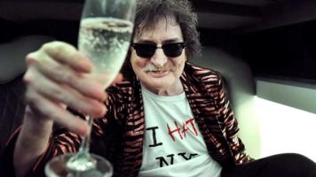 Charly García fue dado de alta y compartió la primera foto desde su casa