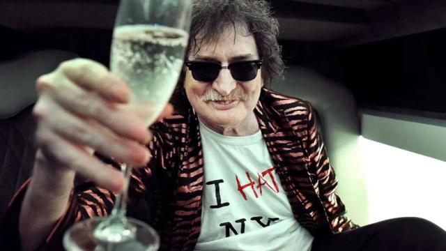 Charly García fue dado de alta y compartió la primera foto desde su casa