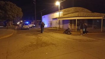 Una mujer resulta con heridas leves tras chocar una moto con un auto