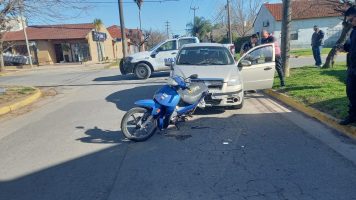 Accidente entre auto y moto: una mujer tuvo una fractura