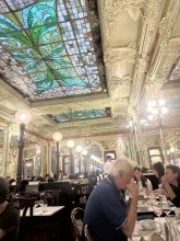 Una guía de viaje, dos amigas y el morfi en París – por Hugo Pezzini
