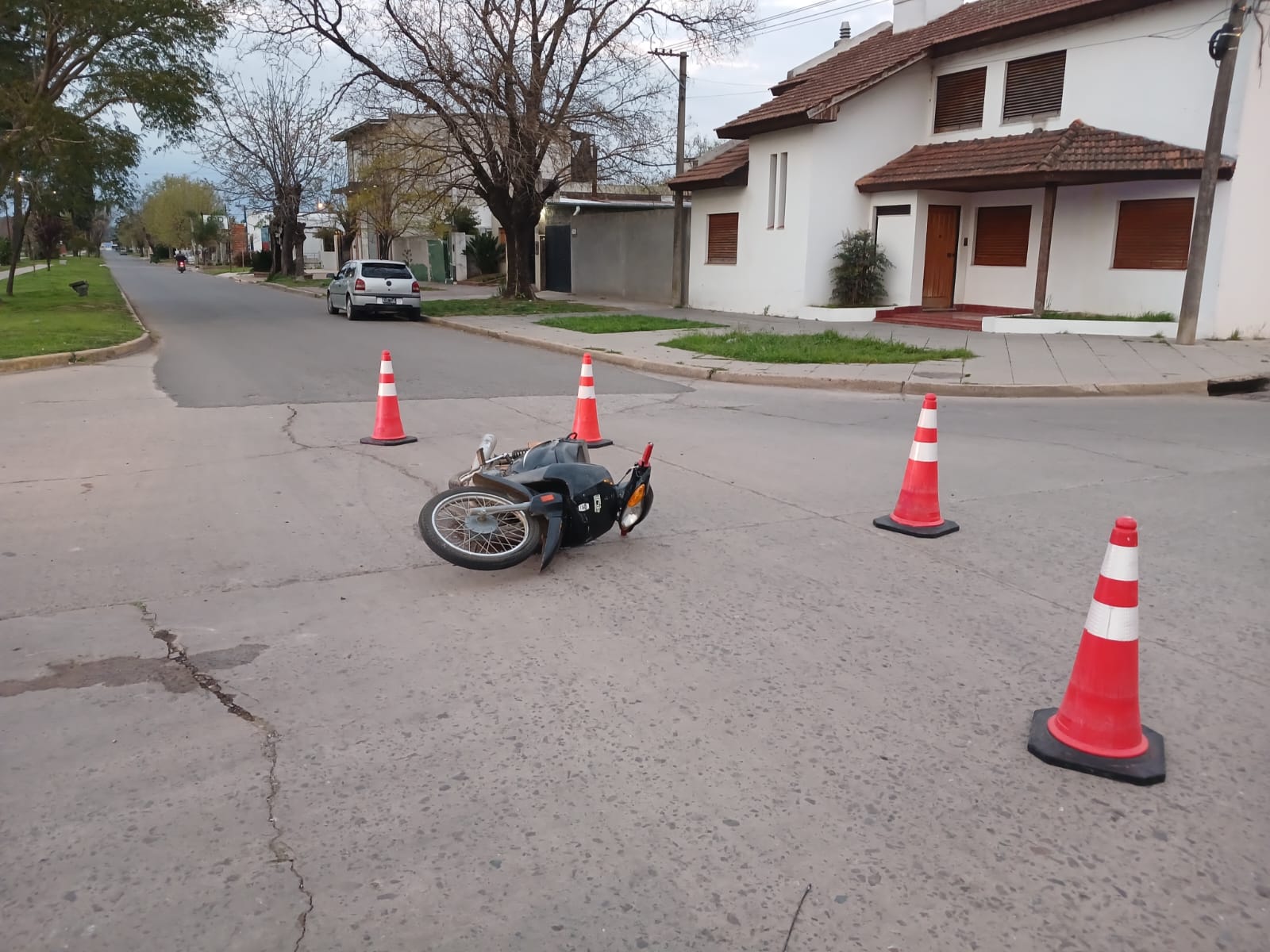 Choque entre un auto conducido por un menor de edad y una moto