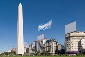 Le pusieron un preservativo al Obelisco para promocionar una serie