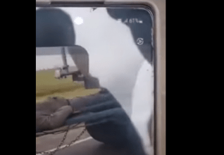 Locura en la ruta: En Chacabuco filman a un hombre que viajó más de 100 kilómetros durmiendo en la lanza de un camión