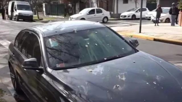 Vecinos atacaron a huevazos el auto de Lotocki