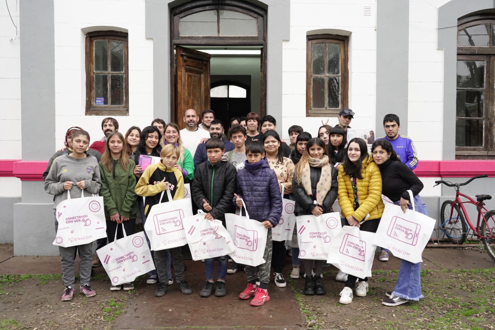 Se realizó una entrega de tablets a jóvenes del Programa Envión