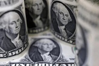 A cuánto llegarán a fin de año el dólar y la inflación en la Argentina, según analistas locales e internacionales