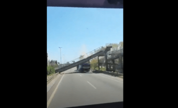 Imprudencia al volante: el momento en el que un camión derrumbó un puente peatonal en la Ruta 2