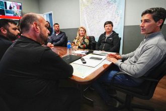 El intendente Esteban Sanzio viajó junto a vecinos a Corredores Viales por la repavimentación del camino a Alsina