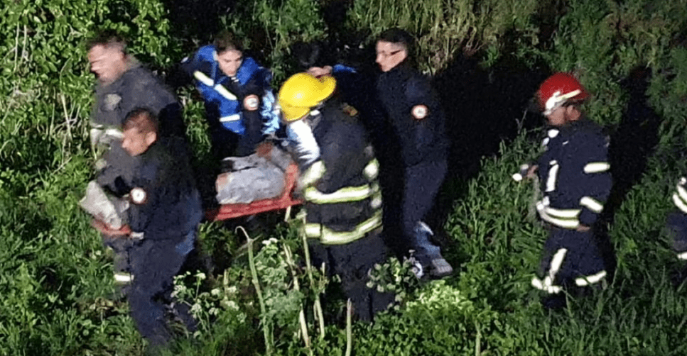 Ruta 9: Chófer herido al caer con su camión desde un puente