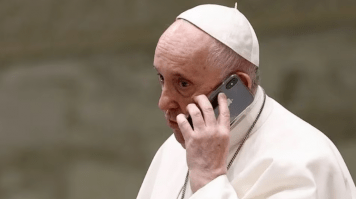 El papa Francisco llamó a Javier Milei para felicitarlo por su victoria en el balotaje