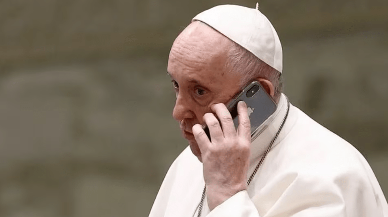 El papa Francisco llamó a Javier Milei para felicitarlo por su victoria en el balotaje
