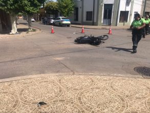 Accidente entre auto y moto: un herido con lesiones graves