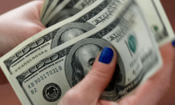 En el final de la última rueda financiera de este Gobierno, el BCRA dejó subir el dólar oficial a más de $400