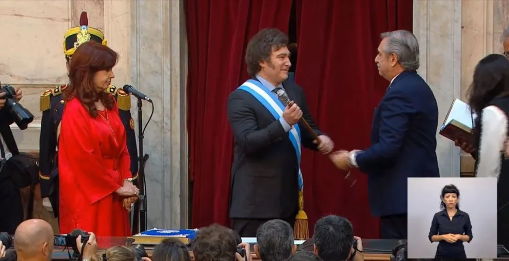 Javier Milei juró como presidente de la Argentina y se realizó el traspaso de mando
