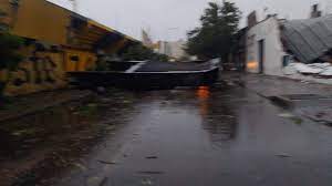 Por el fuerte temporal, un techo colapsó en un club deportivo de Bahía Blanca: hay al menos 13 muertos y varios heridos graves