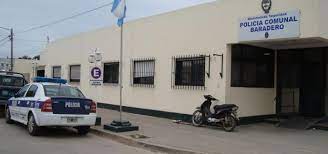 Pintan el frente de un departamento con aerosol