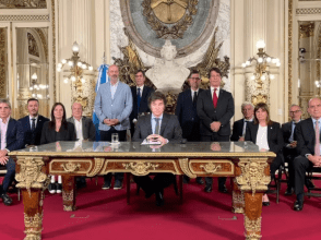 A casi un mes de haber asumido, la estrategia inicial de Javier Milei “a todo o nada” empezó a encontrar dificultades políticas y judiciales