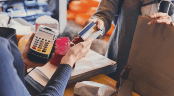 Un joven chino reveló el curioso motivo por el que persiguen a los clientes cuando recorren el comercio